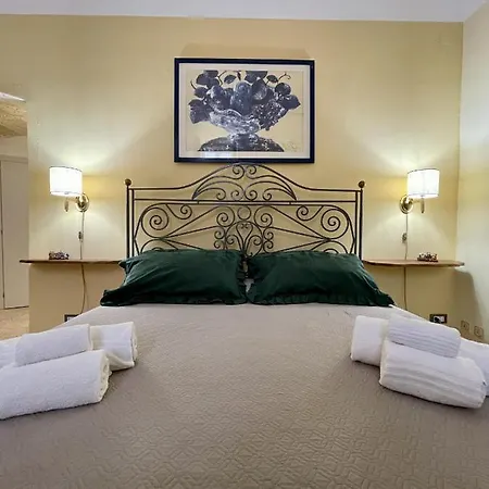 4 Balconi Rooms- Dimora Arditi לינה וארוחת בוקר 3*