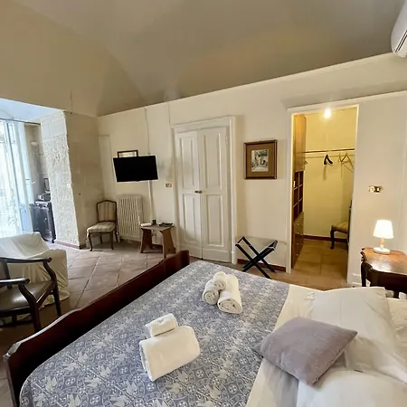 4 Balconi Rooms- Dimora Arditi לינה וארוחת בוקר 3*